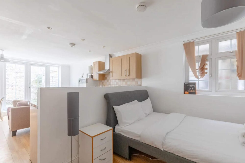 Studio W/private Patio Heart of Brixton, London!