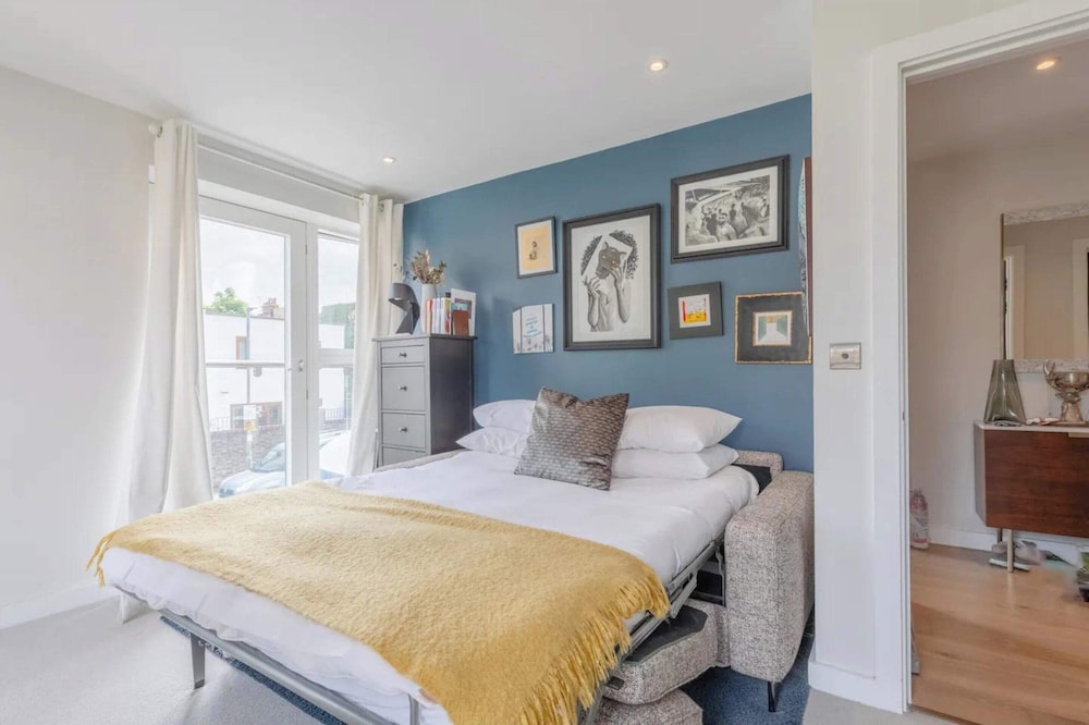 Sleek & Spacious 2BD Flat - Clapham