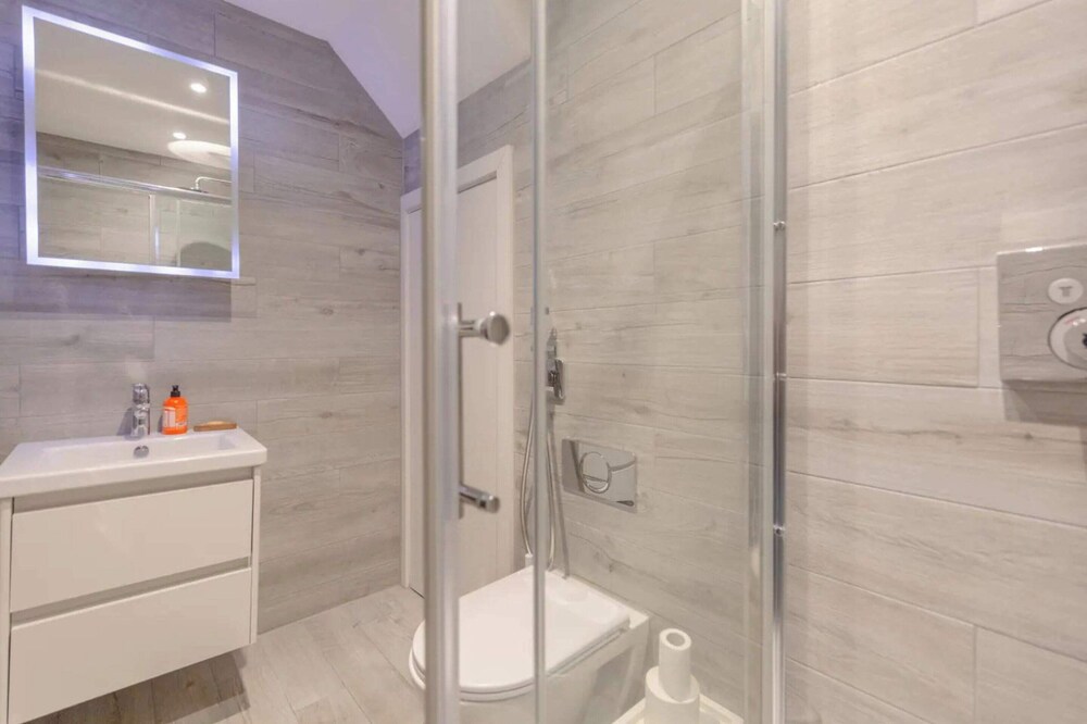 Sleek & Spacious 2BD Flat - Clapham