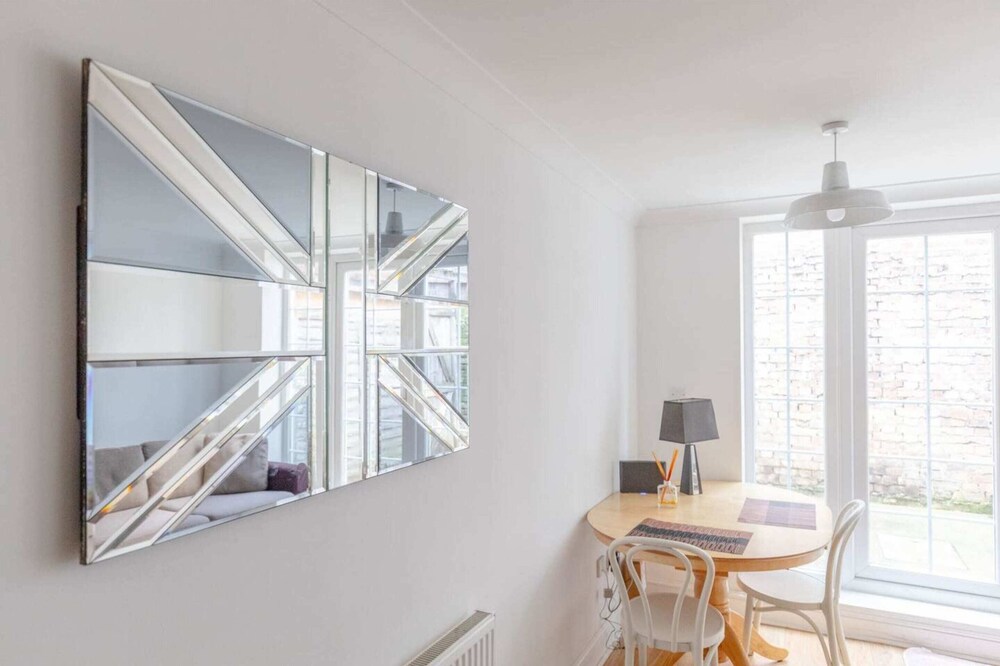 Studio W/private Patio Heart of Brixton, London!