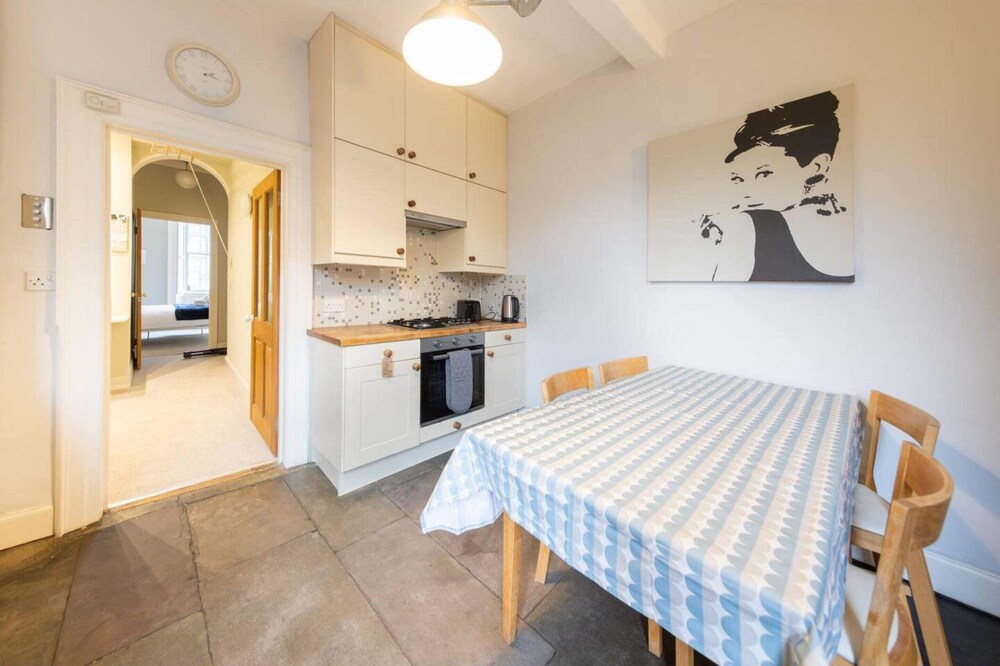Beautiful 1 Bed Flat in Vibrant Stockbridge photo 2