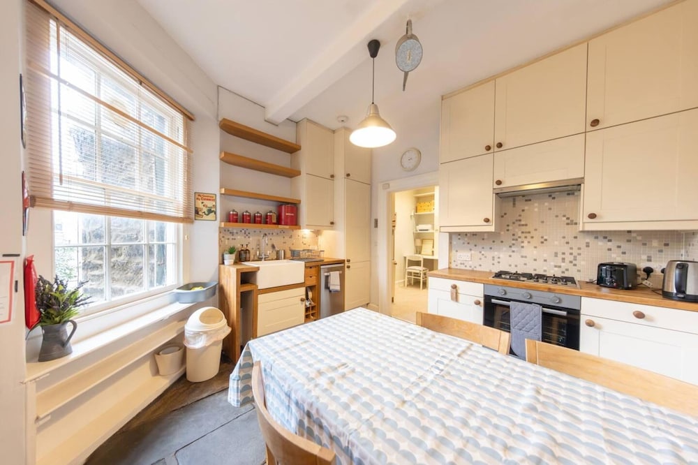 Beautiful 1 Bed Flat in Vibrant Stockbridge photo 3