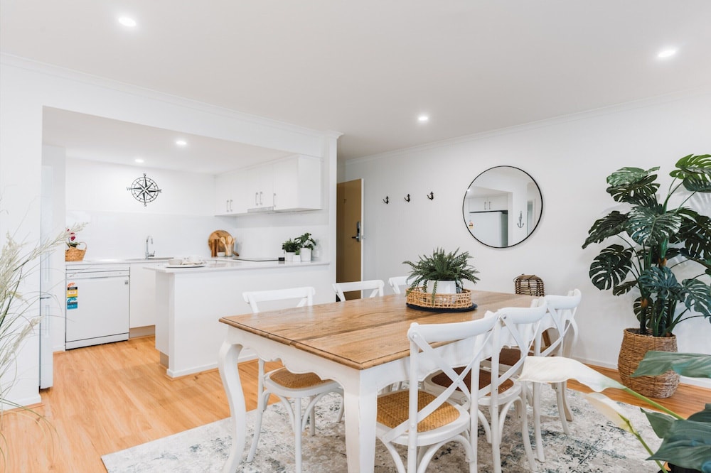 Lakeside 3-bed Apartment With Jacuzzi