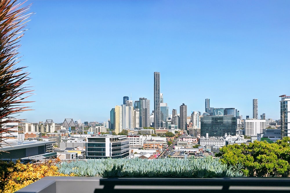 Elegant Inner-city 1-bed With Rooftop Dining