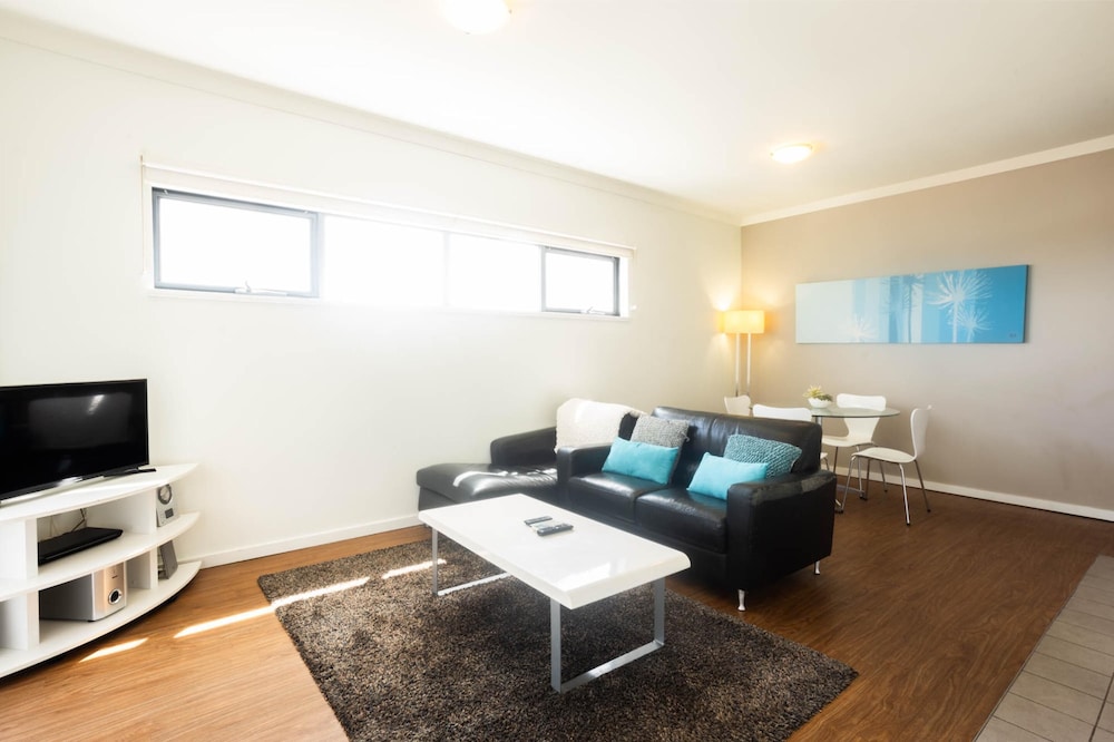 Lovely 2BR Apartment in West Perth With Parking!