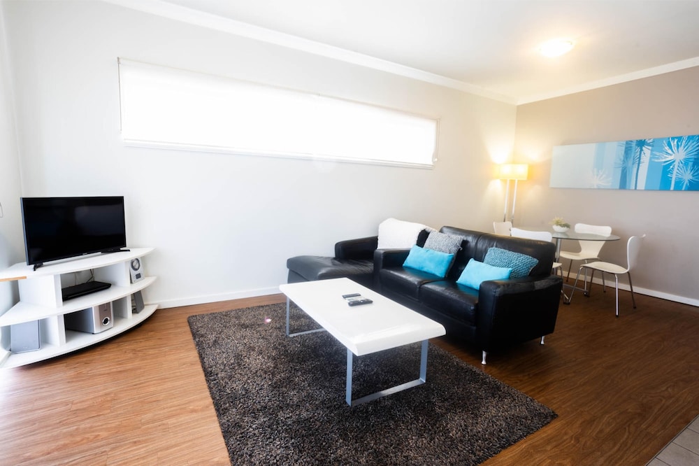 Lovely 2BR Apartment in West Perth With Parking!