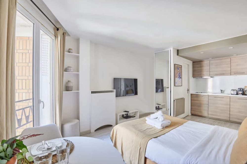 22 m2 Studio Located on the 6th Floor With Elevator: - 1 Bedroom With 140 cm Double bed - Television, Wifi - Equipped Kitchen - 1 Bathroom With Shower and 
