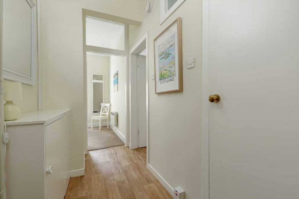 Spacious and Homely One Bedroom Flat in Edinburgh view 4