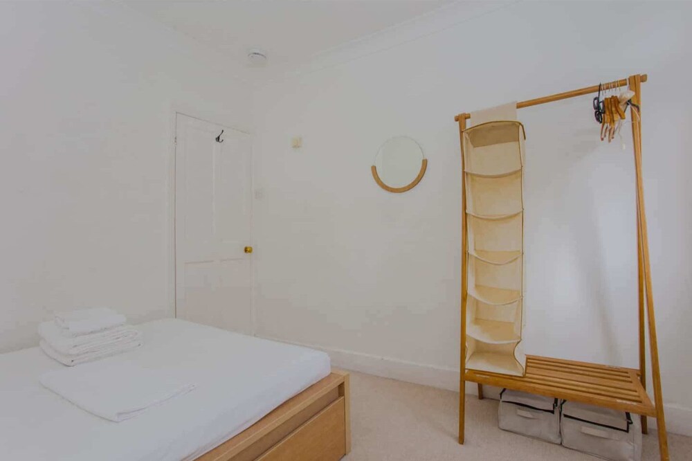 Bright and Airy 3 Bedroom Maisonette in South London