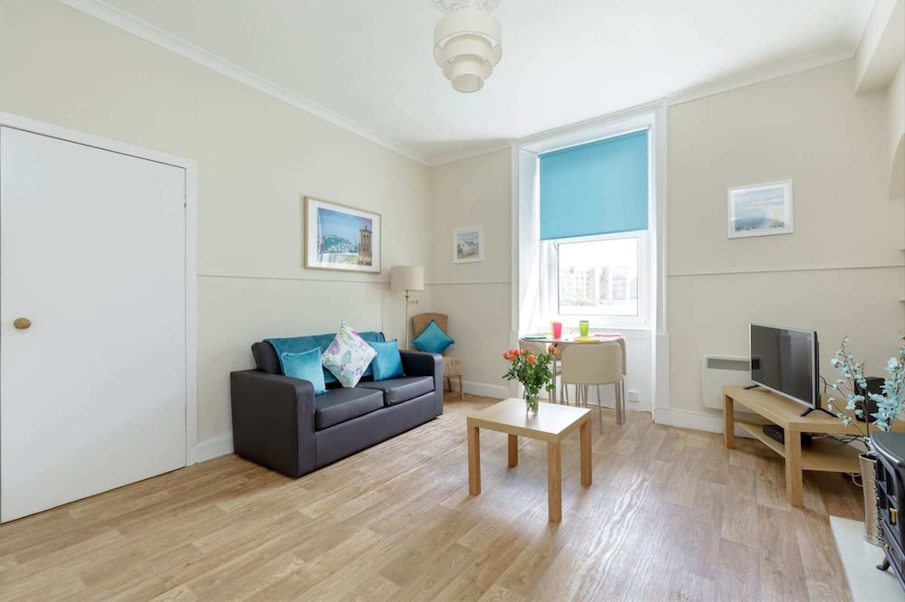 Spacious and Homely One Bedroom Flat in Edinburgh view 2