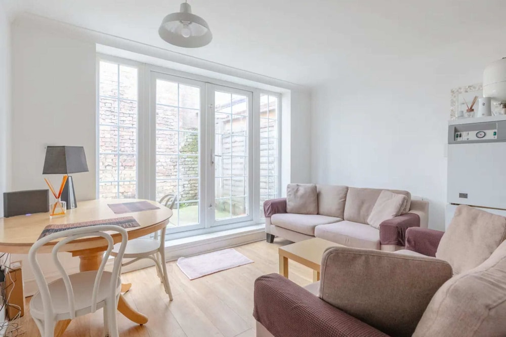 Studio W/private Patio Heart of Brixton, London!