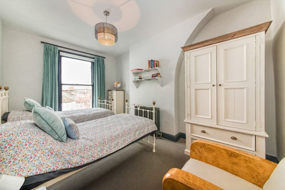 Newly Renovated Two Bedroom Kensington Flat