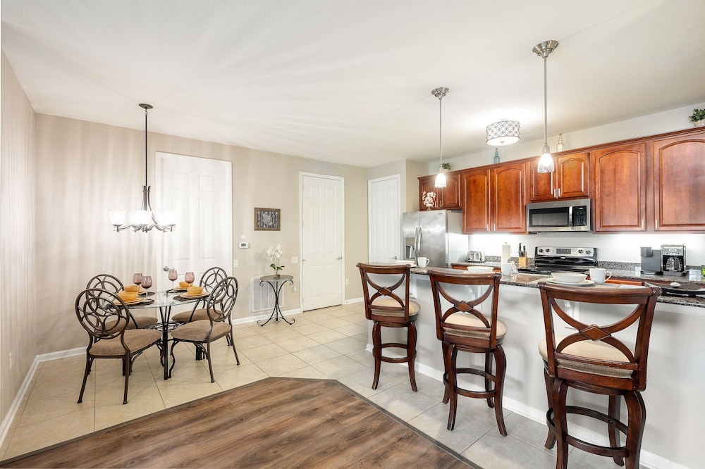 The Loft Deluxe 2 Bedroom Condo by RedAwning