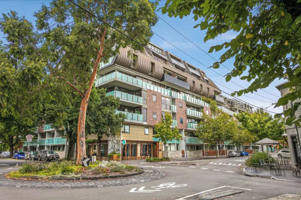 Charming 1BR in Fitzroy w/ Parking, Pool, + Gym!