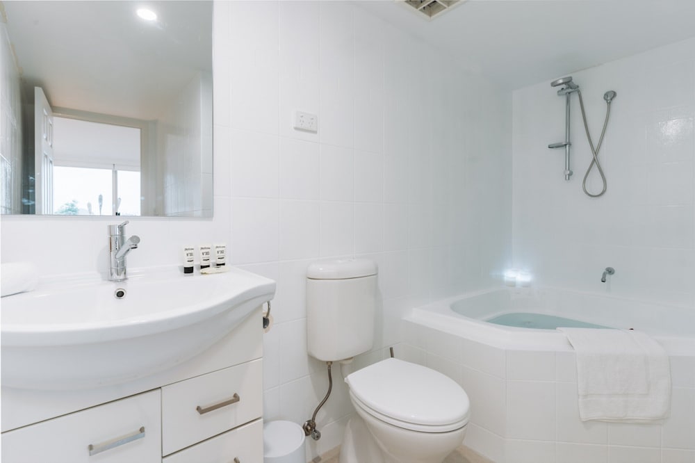 Lakeside 3-bed Apartment With Jacuzzi