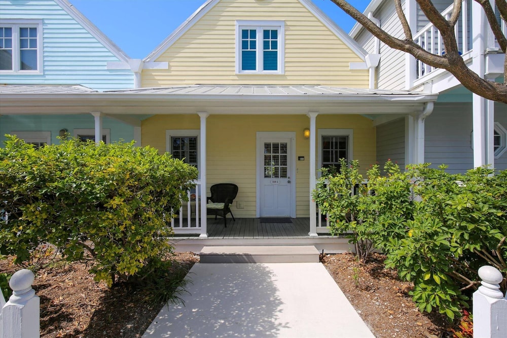 Key West Casa by Avantstay Communal Pool BBQ & Patio Near Duval Street Week Long Stays Only