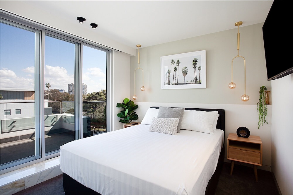 Perfect Located 2-bed With Spacious Balcony & BBQ