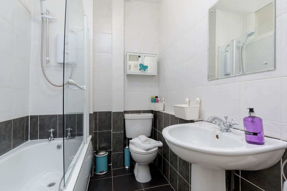 Spacious and Homely One Bedroom Flat in Edinburgh view 3