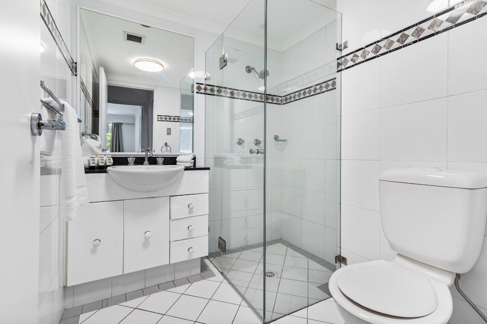 Poolside 2-bed Haven, Walk to City Centre