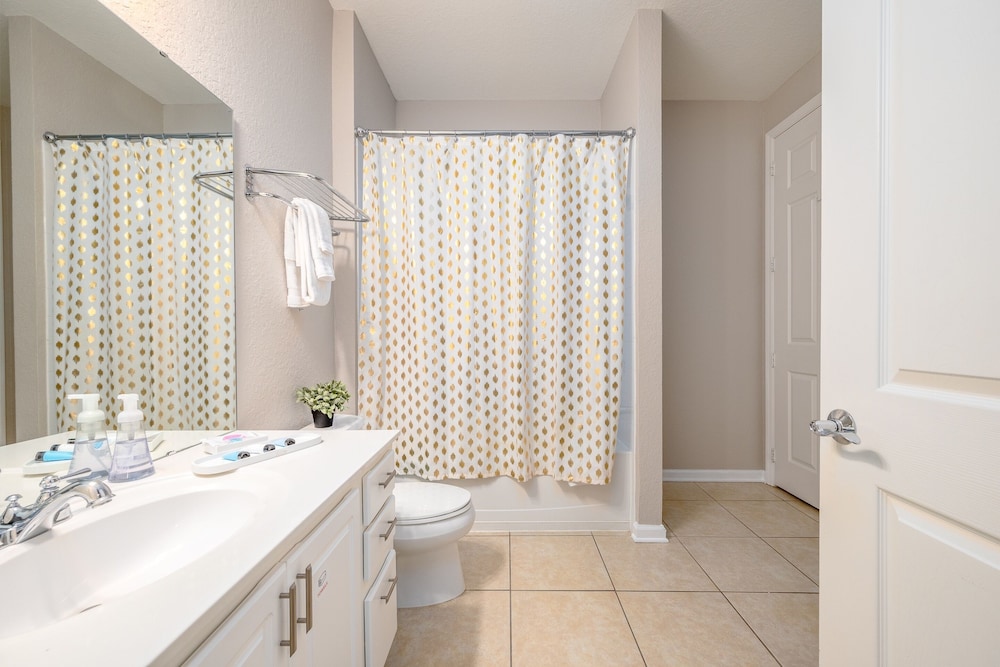The Loft Deluxe 2 Bedroom Condo by RedAwning