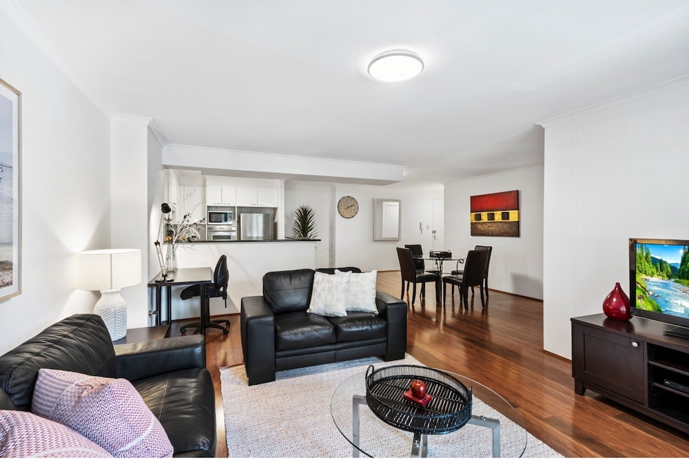 Poolside 2-bed Haven, Walk to City Centre