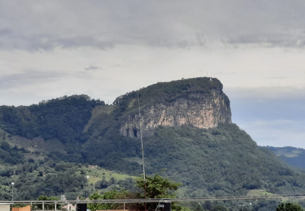 Hotel & Suites Cerro Rojo
