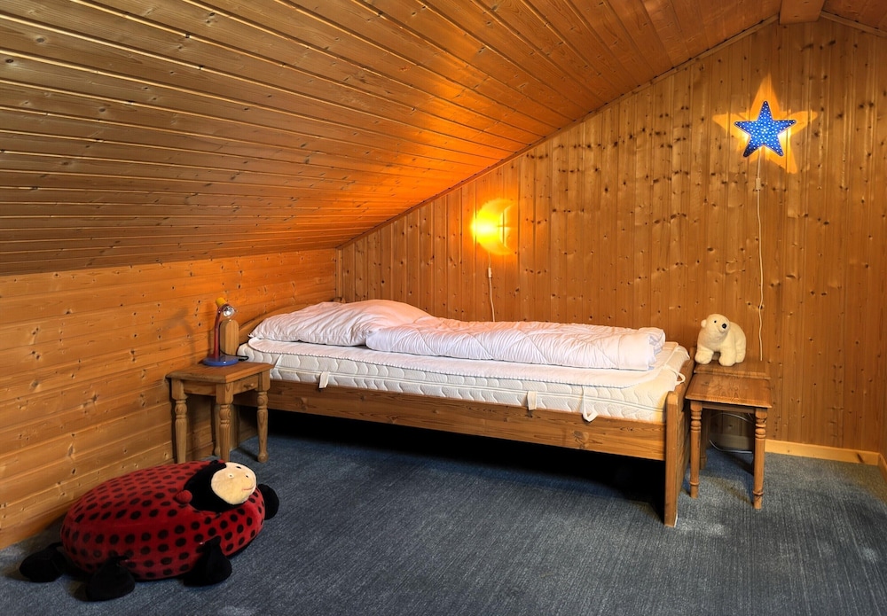 Ferienhaus mit Kaminofen in Burhave