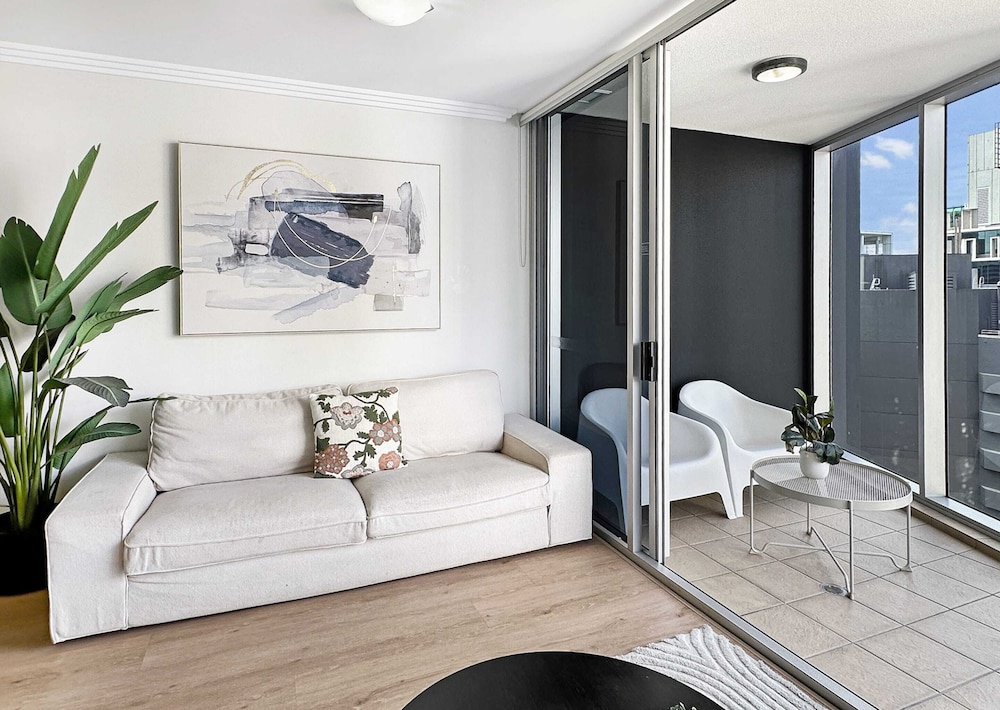 High-rise 2-bed Apartment With Gym, BBQ & Pool