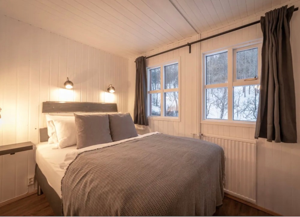 Traditional Cottage with Jacuzzi andLake view 3