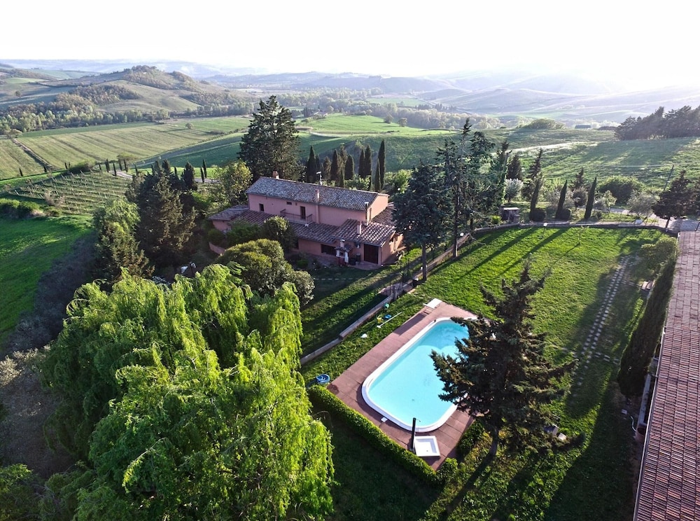 Tuscan Hideaway With Pool