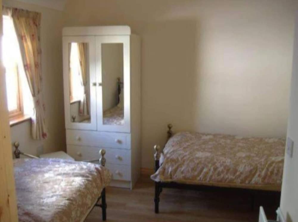 Twin Room Ensuite Near Hillsborough Palaces view 2