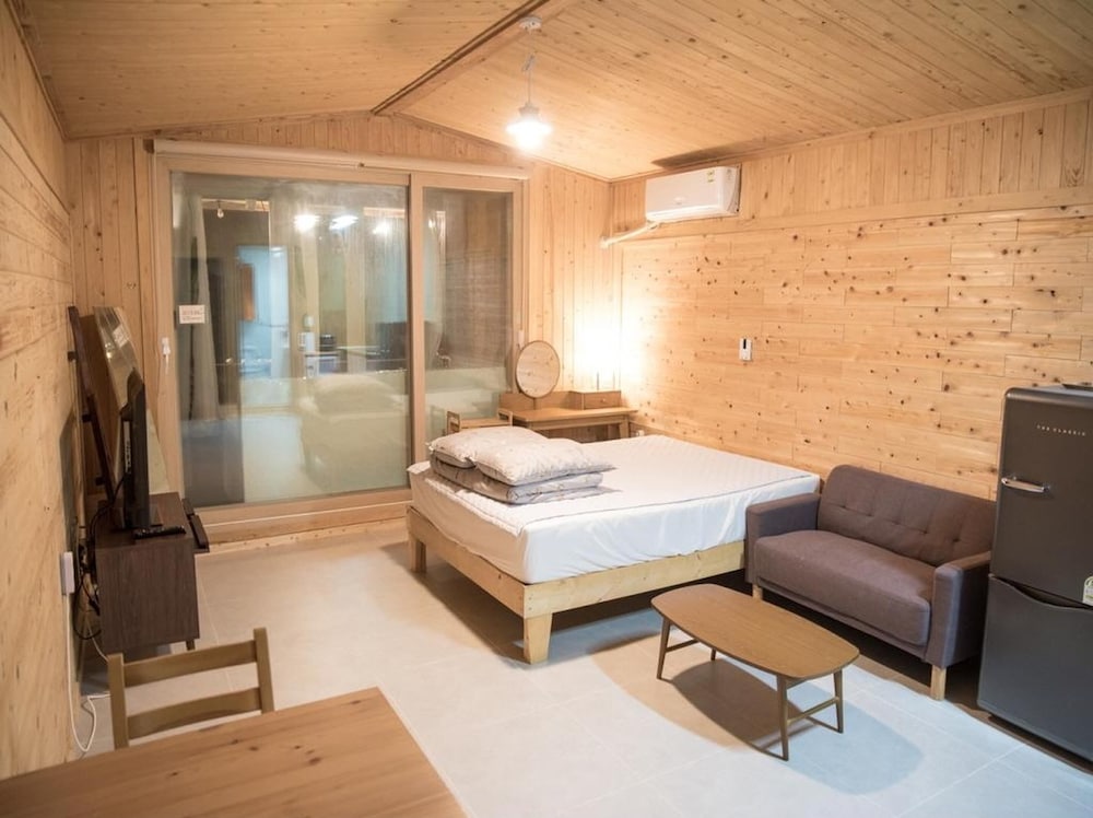 Jeju Haebaragi Pension