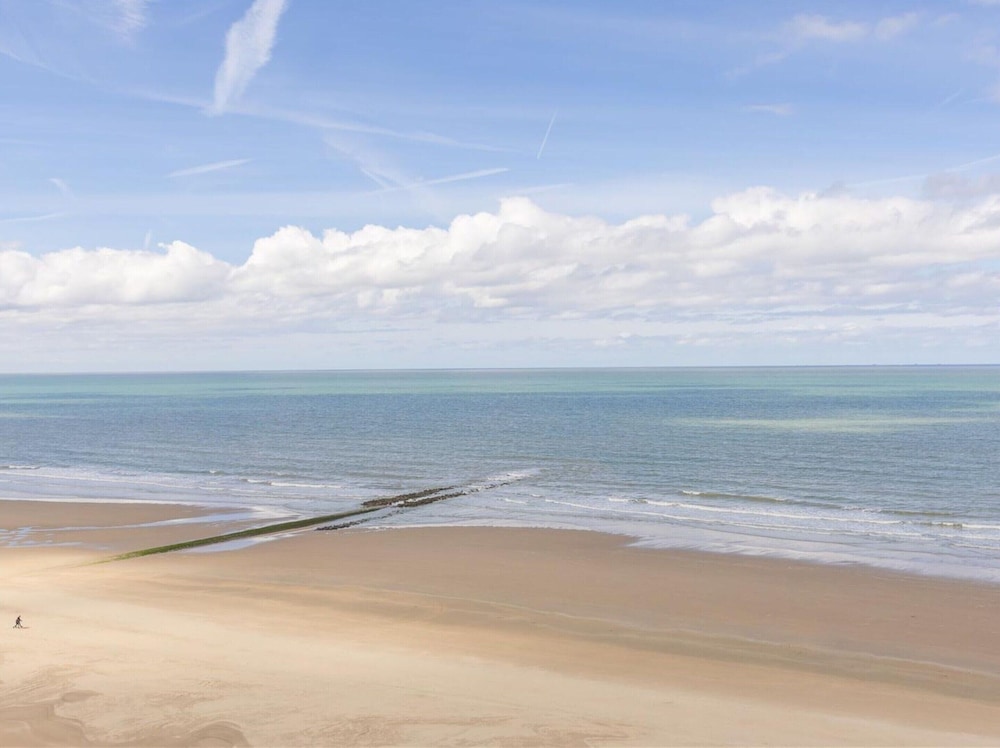 Apartment on Zeedijk With Sea Views