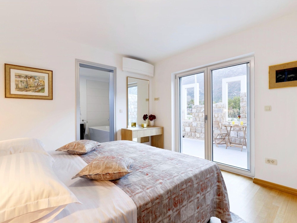 Villa in Zupa With Infinity Pool & Biokovo Views