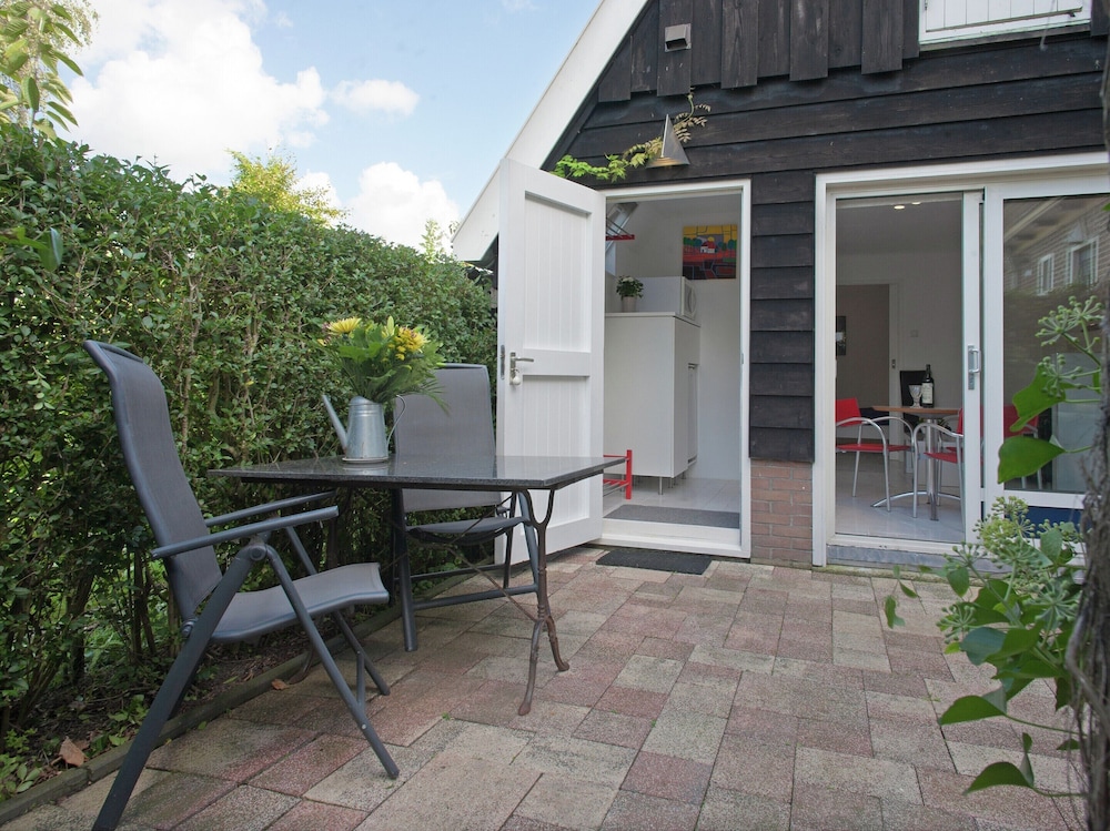 Beautiful Holiday Home Near Lawn Bowling in Krabbendam view 3