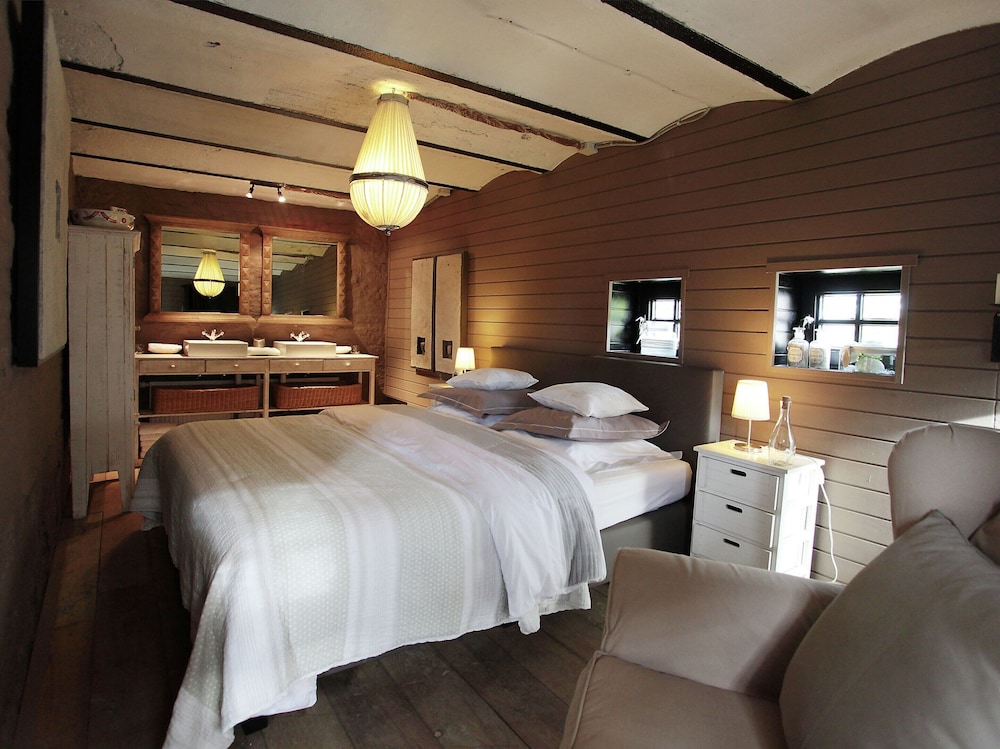 Pleasant Holiday Home in West Flanders with Enclosed Garden & Hot Tub