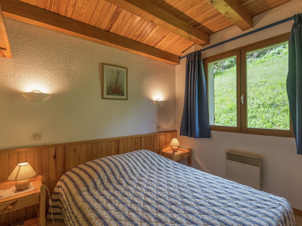 Chalet in Lovely, Rich Forest Setting With a Beautiful View view 4