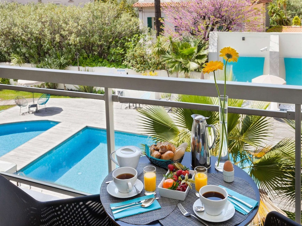 Bright Pool View Room in Cannes