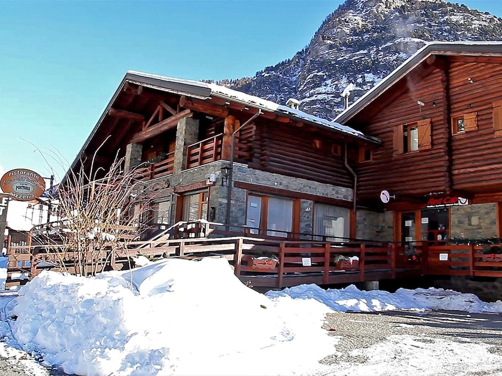 Alpine Bliss: A Cosy Retreat view 3