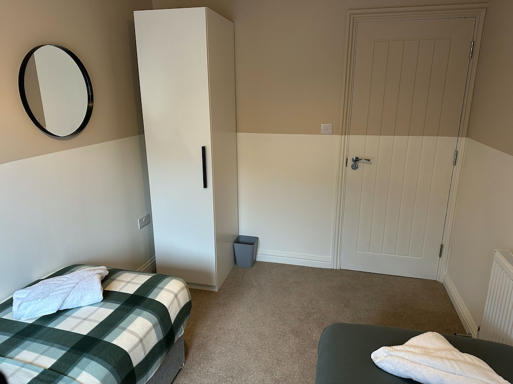 Cotswolds Large 4 Bed House Parking-Wifi view 3