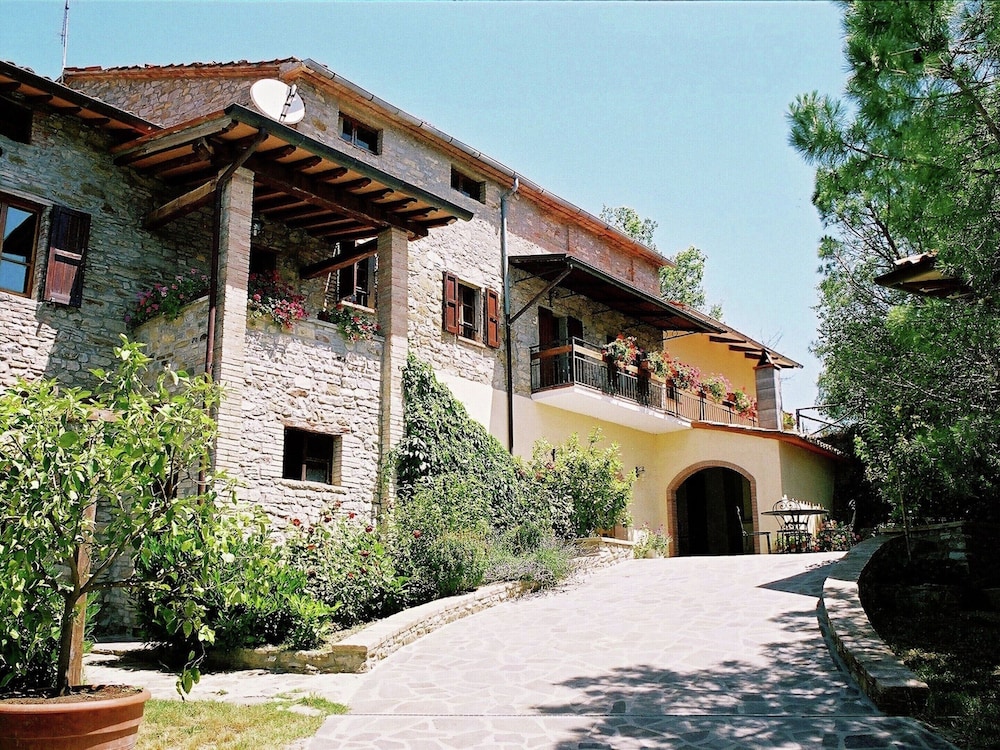 Farmhouse With Stables, Horses and the Ability to Make Horseback Riding