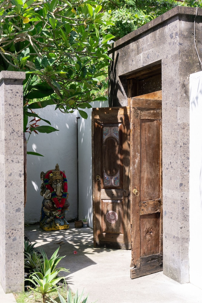 Beautiful Boho-chic 4br Tropical Villa in Pererenan Canggu