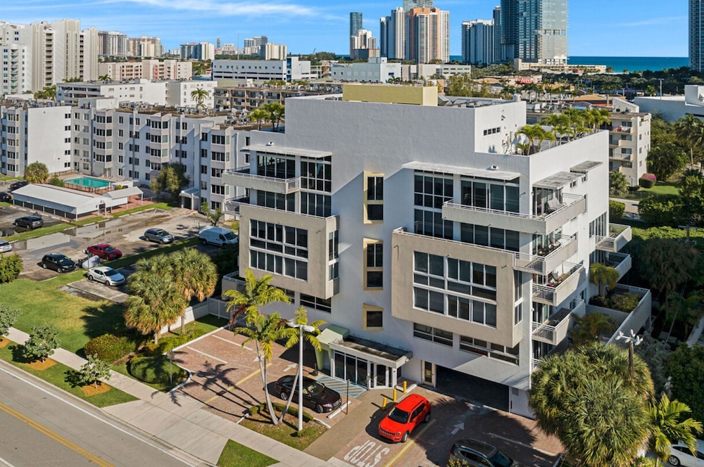 Roami at Sunny Isles view 4
