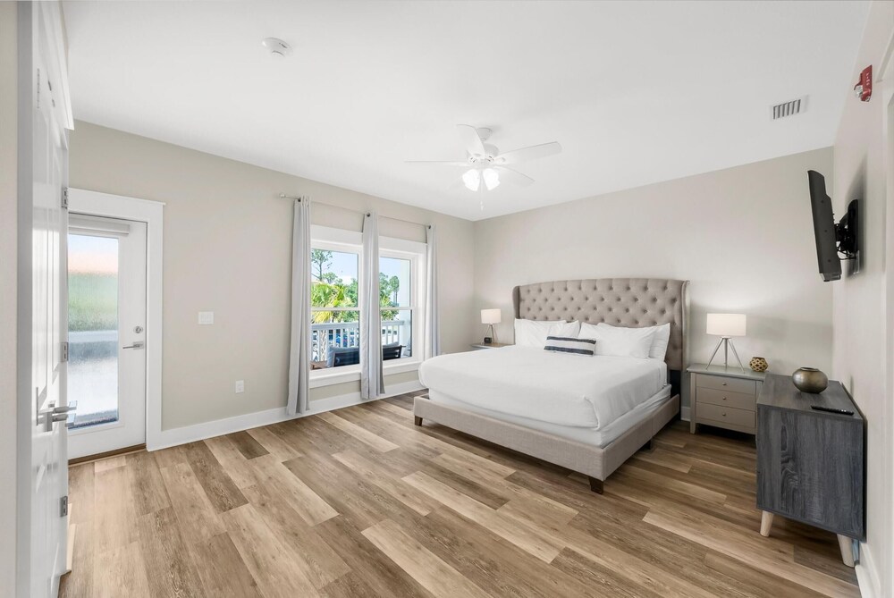 Pet Friendly Beach House - Marina View
