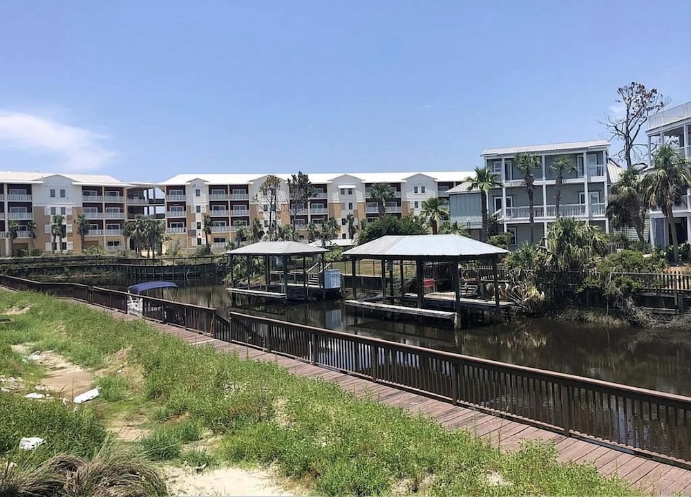 Beach House - Waterside Paradise by PHG