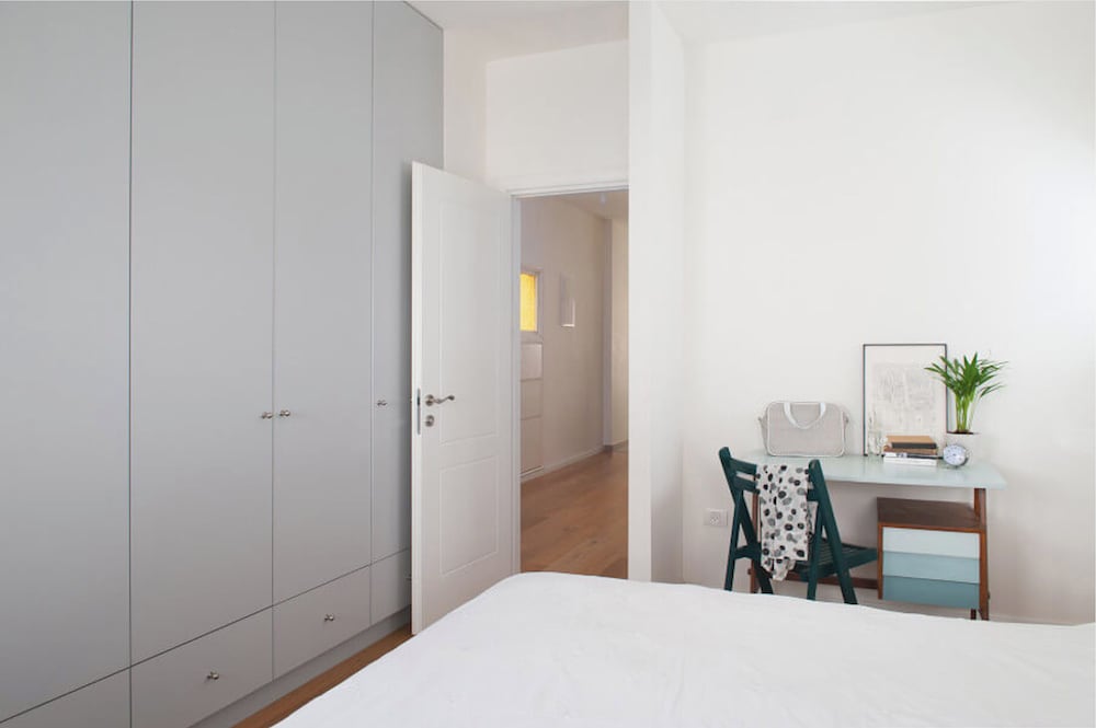 Spacious & Stylish 3BR Apt w Beautiful Street View view 4