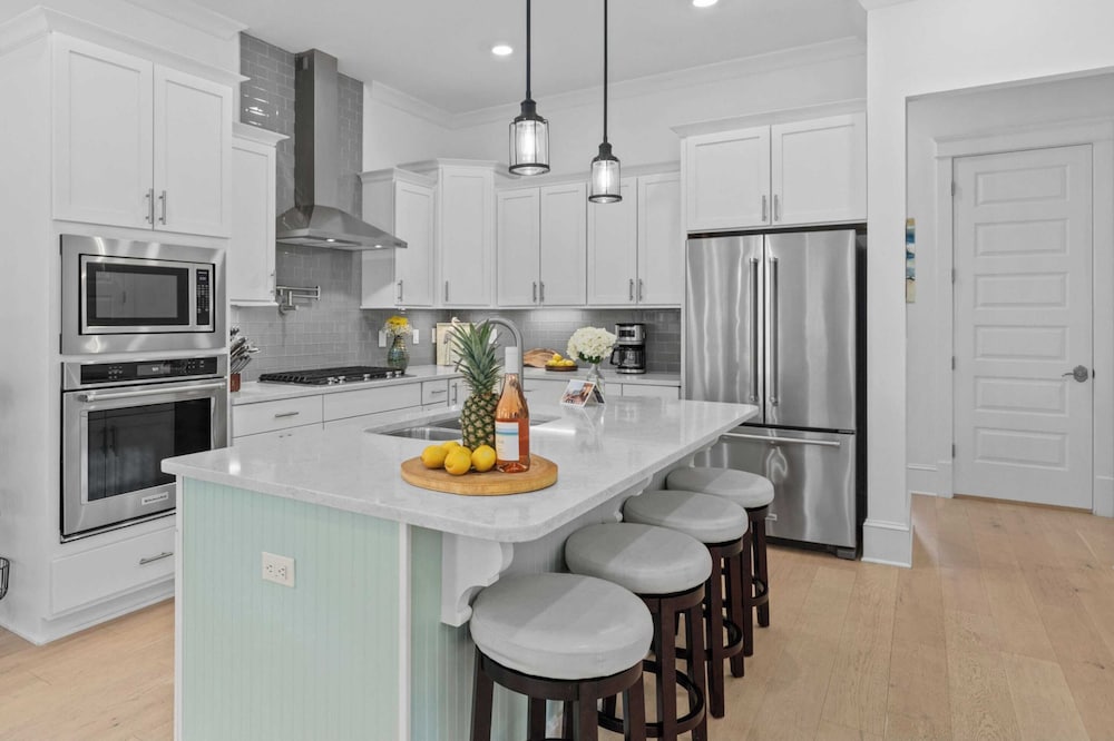 Walk to the Beach, Pool, 5bdr, 3 Porches Beach Sea-ker's Retreat by Avantstay