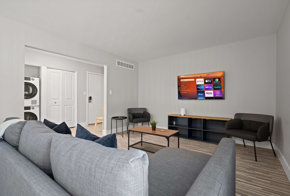 Spacious 2BR 2BA Apartment in the City