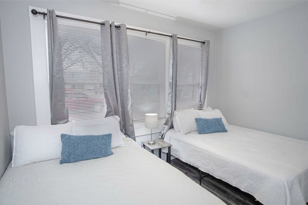 Impressive Cozy Historic 3BR Apt Near Downtown view 4
