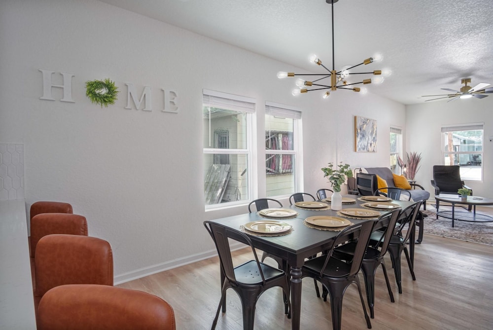 Vibrant 4BR 3BA Oasis Near Happy Downtown